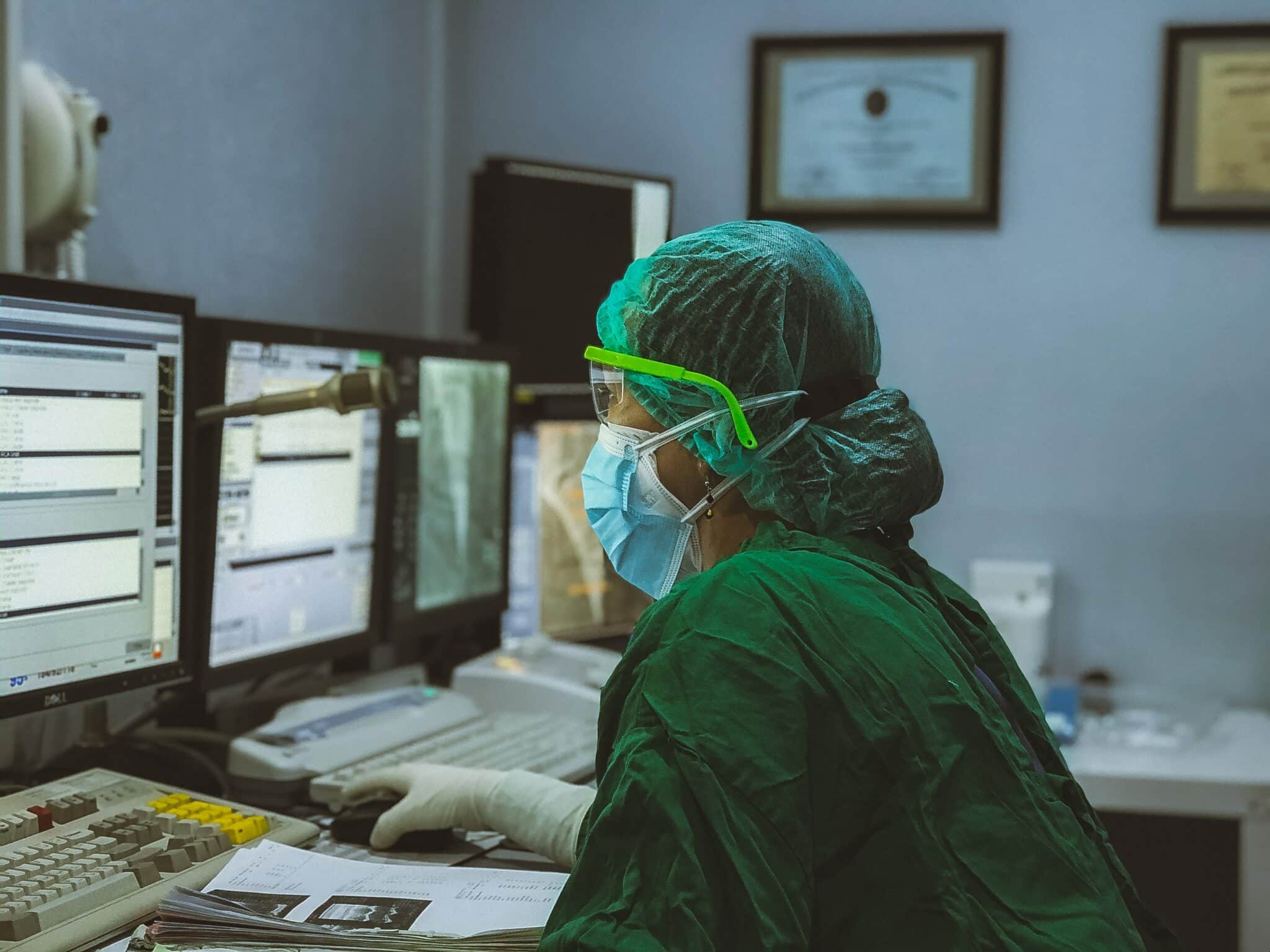 Doctor with green shirt and mask